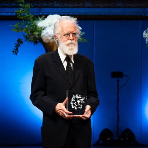 Michel Talagrand receives the 2024 Abel Prize from His Royal Highness Crown Prince Haakon at the University Aula, 21. May